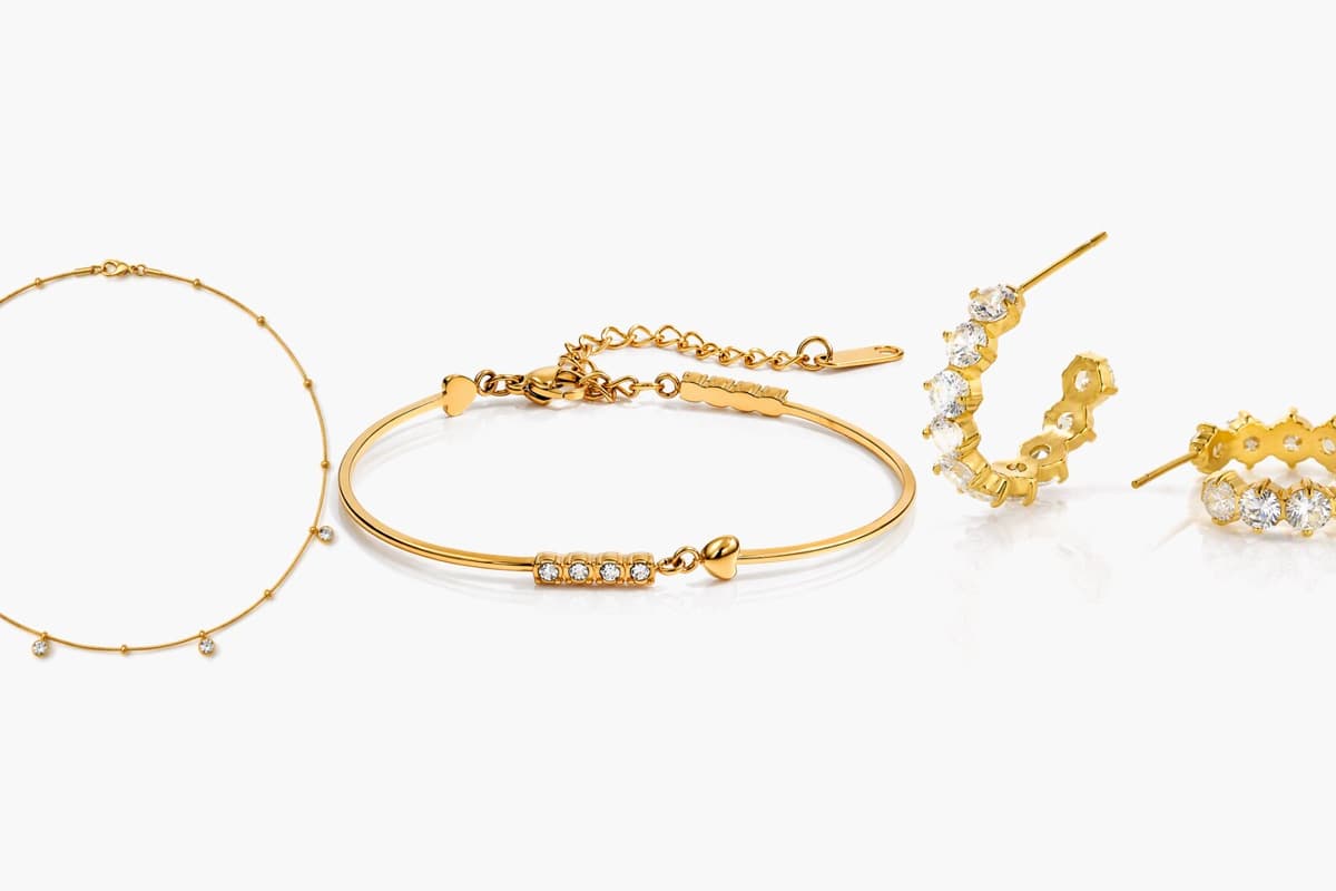 Dainty Heart Charm Bangle