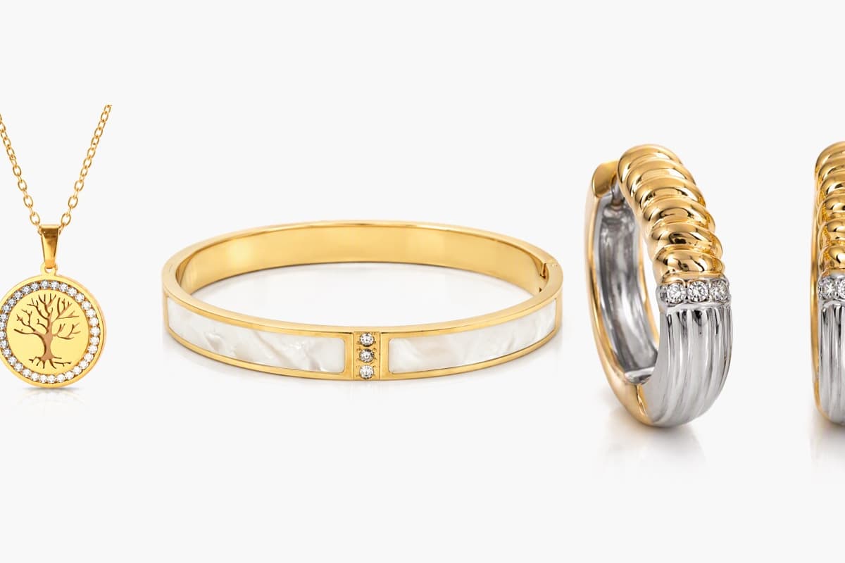 Elegant Ribbed Huggie Earrings