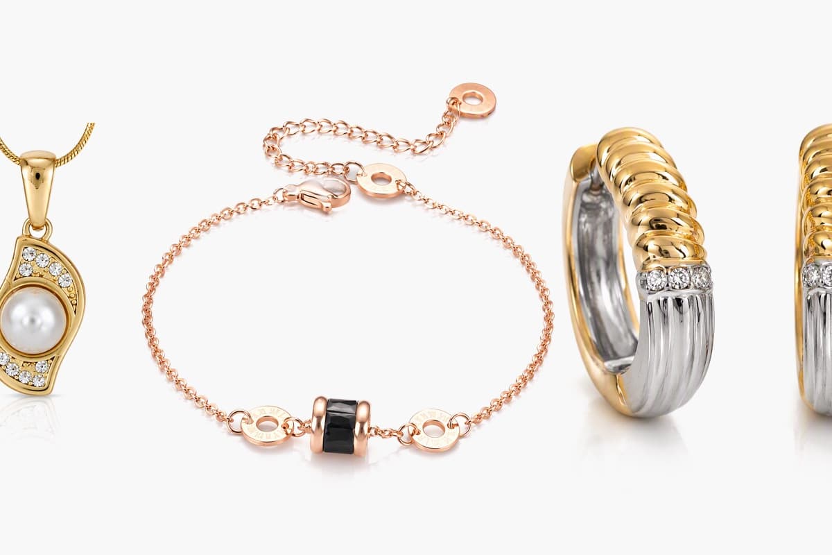Elegant Ribbed Huggie Earrings