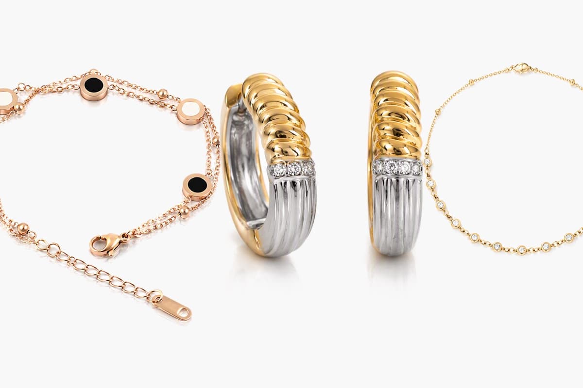 Elegant Ribbed Huggie Earrings