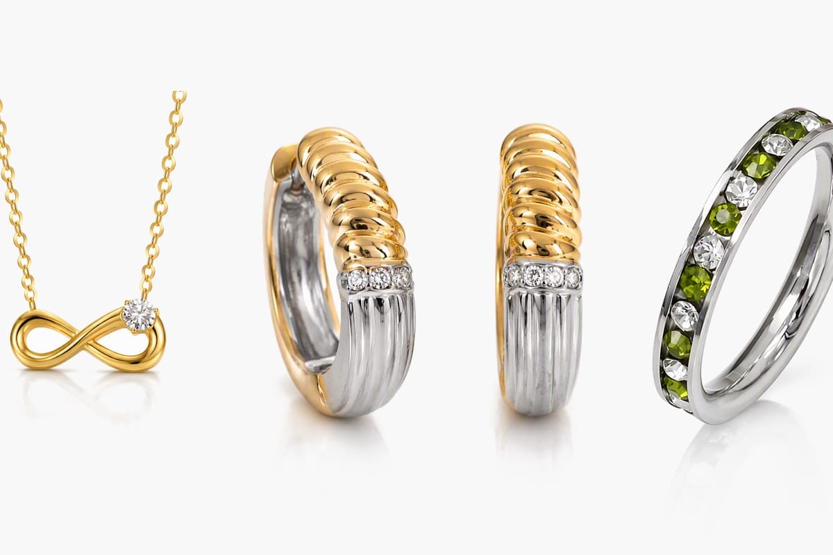 Elegant Ribbed Huggie Earrings