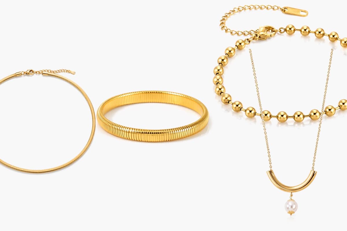 Minimalist Curved Bar Necklace