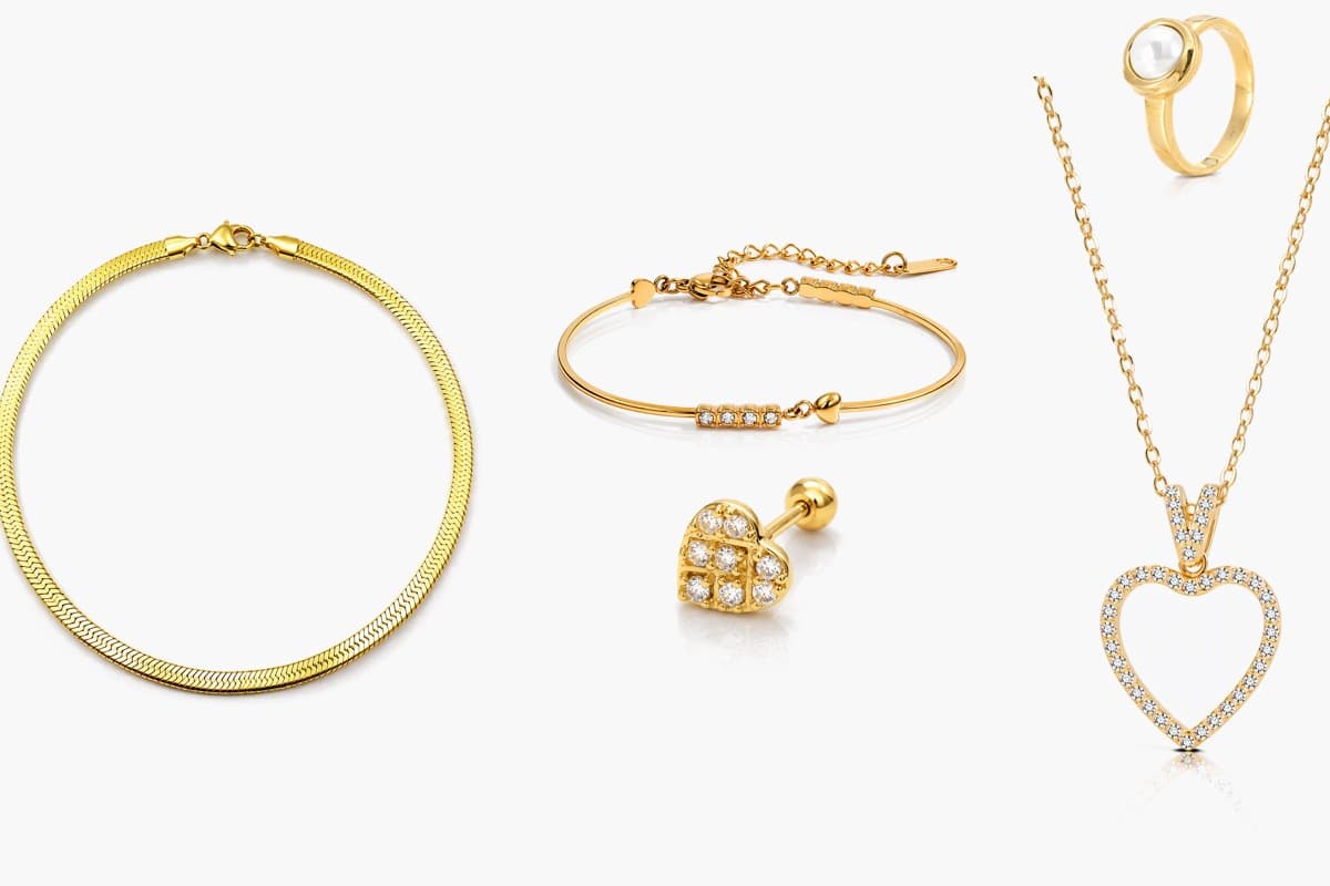 Dainty Heart Charm Bangle