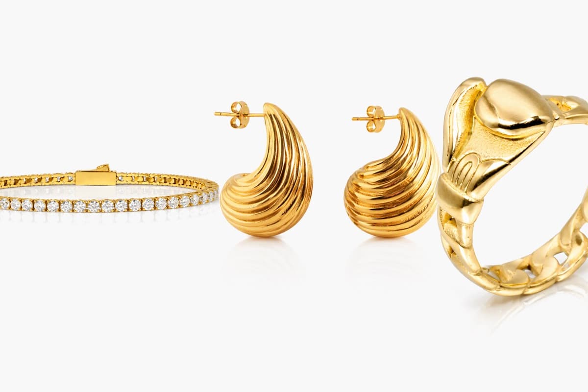 Ribbed Teardrop Stud Earrings