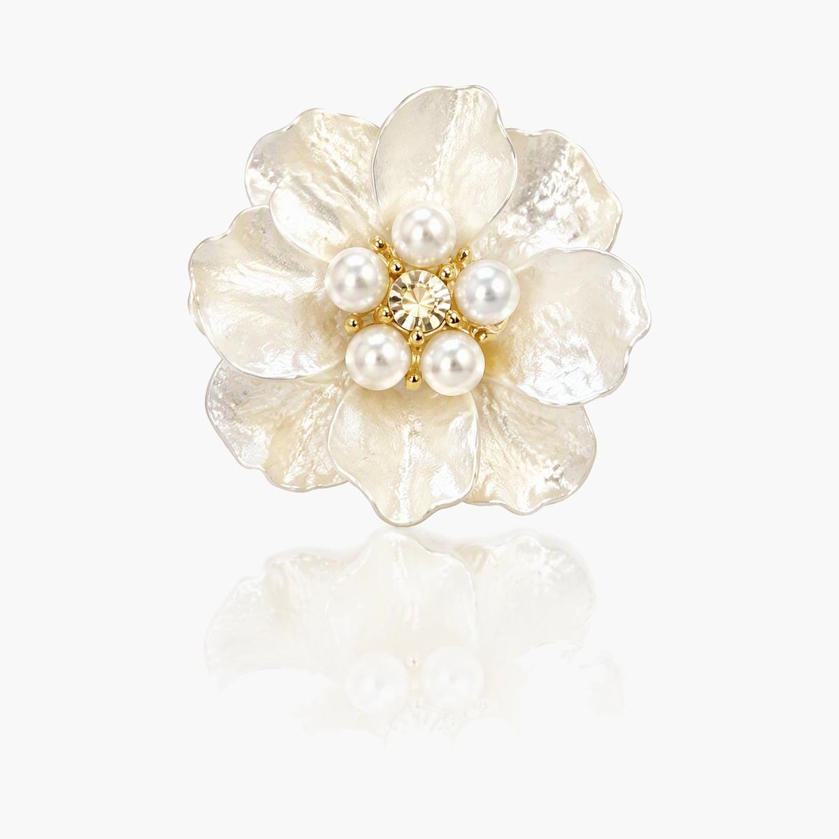 Dainty Flower Pearl Stud Earrings