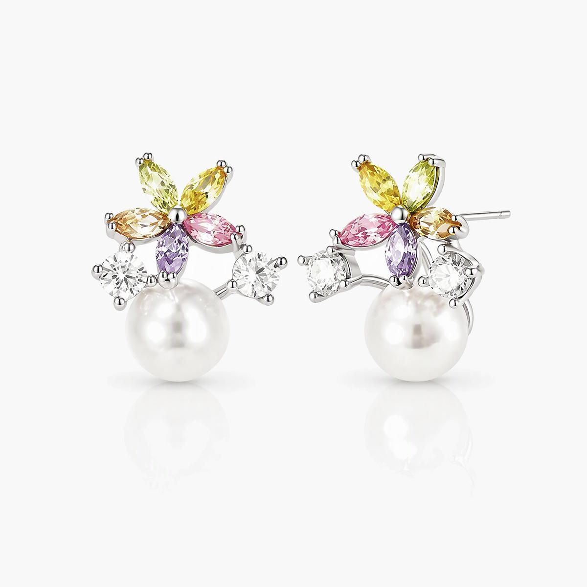 Dainty Flower Pearl Stud Earrings