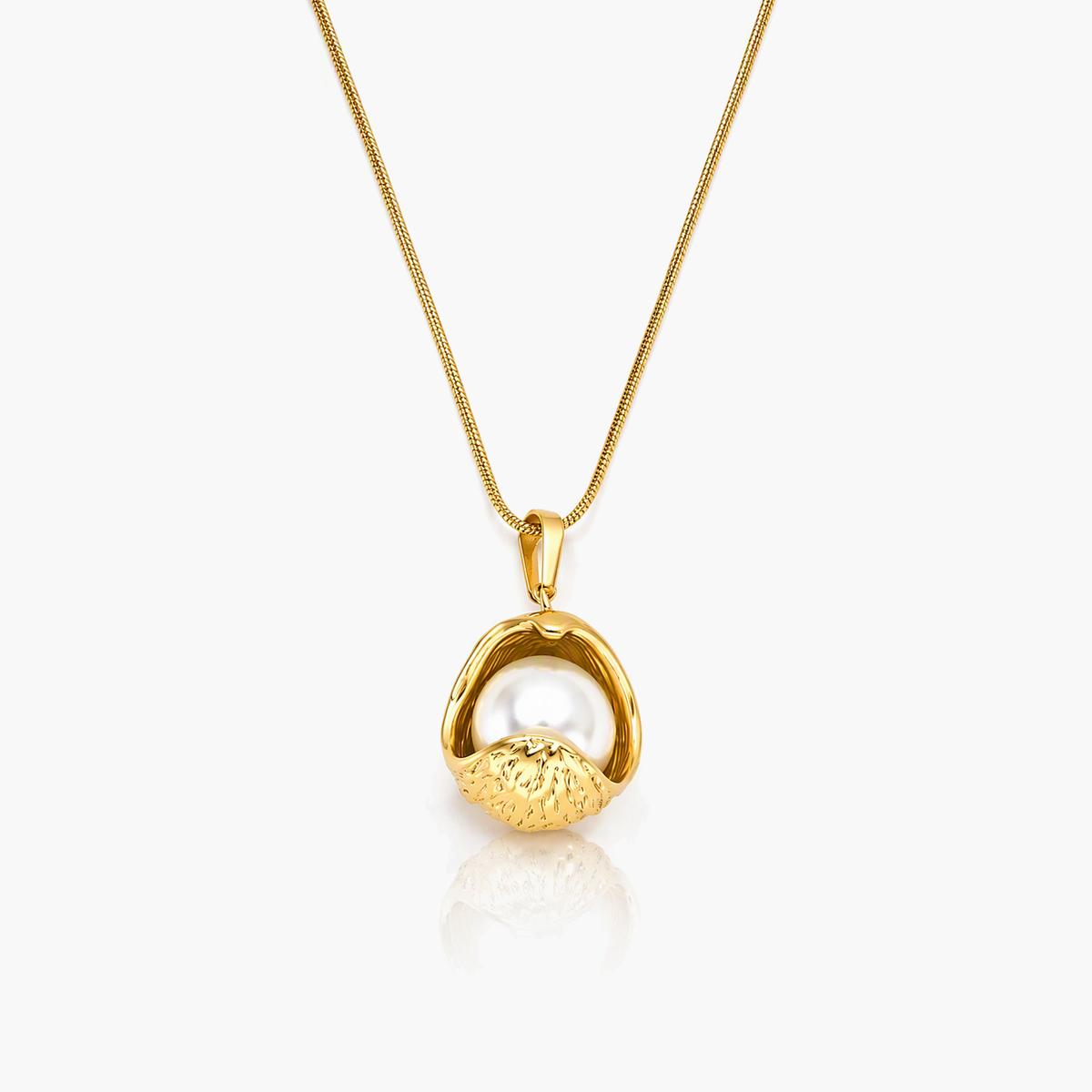 Elegant Shell Pendant Necklace