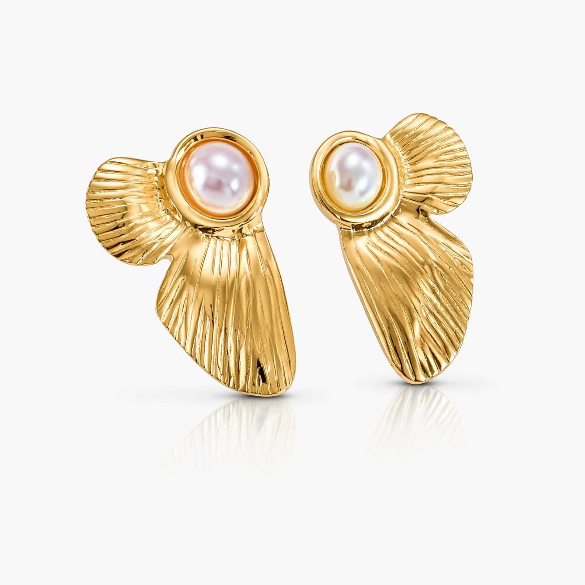 Vintage Shell Pearl Stud Earrings