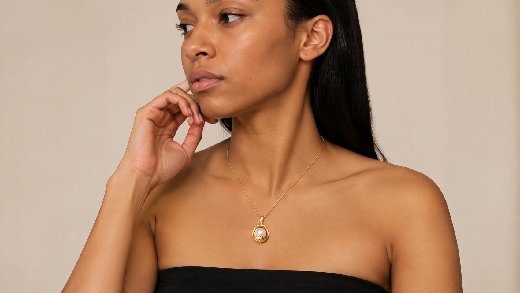 Elegant Shell Pendant Necklace