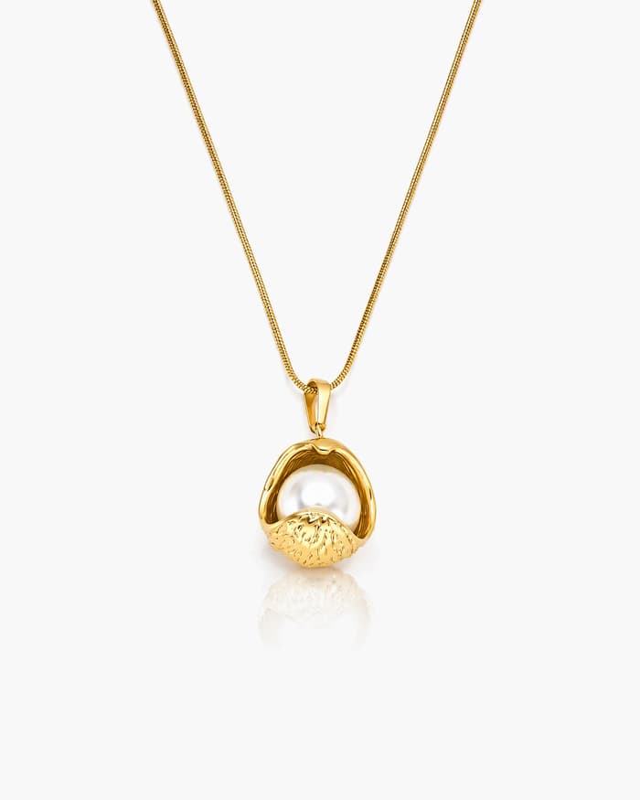 Elegant Shell Pendant Necklace